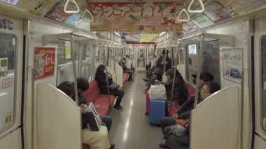 1 Ocak 2020: Tokyo, Japonya: Tokyo 'da metro metrosu içinde kalabalık insanlar, metroda yer altı banliyösü, metroda toplu taşıma