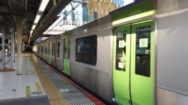 2 Ocak 2022: Tokyo, Japonya: Japonya 'nın başkenti Tokyo' daki tren platformuna bir çok insan trenlerini bekliyor.