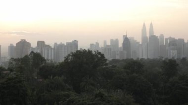 Kuala lumpur şehir merkezi şehir merkezinin manzara manzarası. Birçok gökdelen binası var. Günbatımı vanilyalı, güneşli, güzel gökyüzü, KL manzaralı modern tarz kuleler.