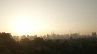 Kuala lumpur şehir merkezi şehir merkezinin manzara manzarası. Birçok gökdelen binası var. Günbatımı vanilyalı, güneşli, güzel gökyüzü, KL manzaralı modern tarz kuleler.