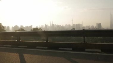 Kuala lumpur şehir merkezi şehir merkezinin manzara manzarası. Birçok gökdelen binası var. Günbatımı vanilyalı, güneşli, güzel gökyüzü, KL manzaralı modern tarz kuleler.