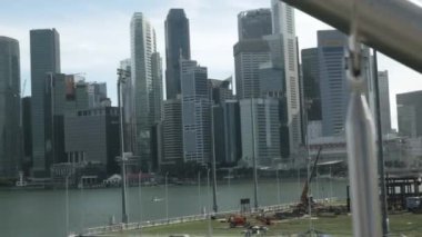 Singapur 'un finans bölgesindeki mavi gökyüzü camlı cam cephe ofis binaları.