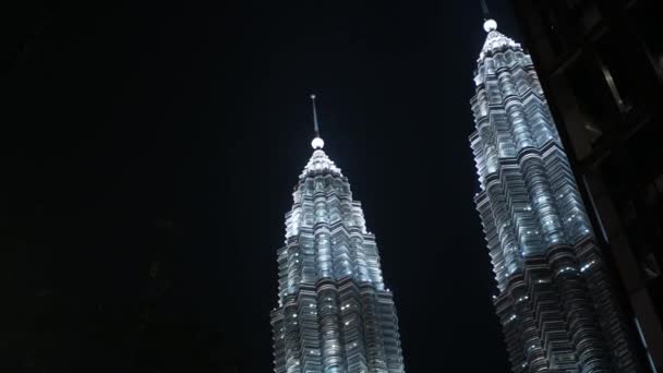 2022年8月15日 马来西亚吉隆坡 俯瞰高层金融双塔摩天大楼的低角度视图 高耸的现代眼镜在夜空下设计大楼 — 图库视频影像