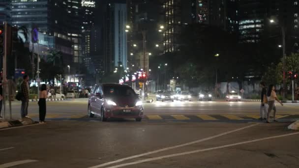 Серпня 2022 Куала Лумпур Малайзія Люди Перетинаючи Вулицю Перехресті Нічний — стокове відео