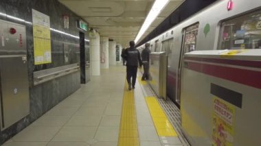 1 Ocak 2020: Tokyo, Japonya: Metroda metroya binerken yavaşlama Tokyo 'da kalabalık insanlarla yer altı banliyösü, metroda toplu taşıma