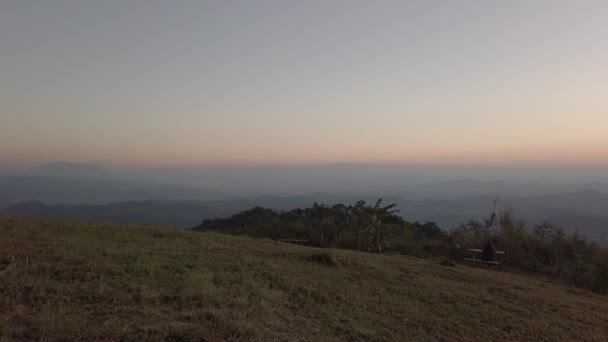 Panorama Panorama Tramonto Vista Della Catena Montuosa Con Qualche Nuvola — Video Stock