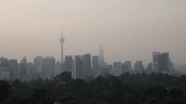 Kuala lumpur şehir merkezi şehir merkezinin manzara manzarası. Birçok gökdelen binası var. Günbatımı vanilyalı, güneşli, güzel gökyüzü, KL manzaralı modern tarz kuleler.