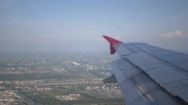 Pofuduk bulutların üzerinde uçarken tarla manzarası kanat manzaralı uçak penceresinden, bulutların üstündeki hava manzarası ve gökyüzü ilham kavramı, doğal arka plan bulutları