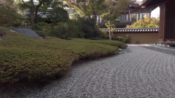 분위기가 감도는 후쿠오카의 하카타 신전에 암석으로 정원의 느릿느릿 — 비디오