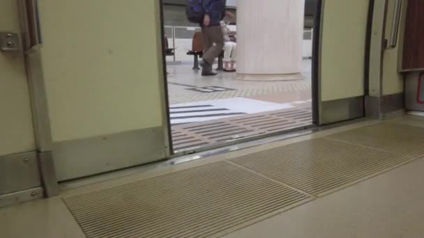 Metro Tren Kapısının Alçak Açılı Görüntüsü Kapı Kapanırken Banliyö Kapısından — Stok video
