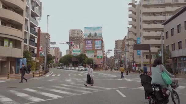 2022年11月15日 福岡市 福岡市の博多市街地を横断するスローモーション 昼間はラッシュ時の横断歩道 — ストック動画