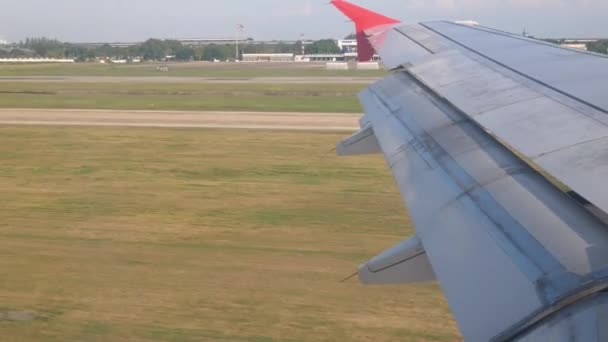 从机舱内俯瞰机翼 日间低空飞行降落至机场 — 图库视频影像