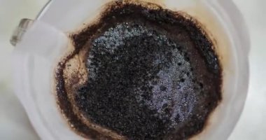 Chemex kahve, damlatan kahve demlerken, kahve demlerken, kahve demlerken, sabah içeceği filtresiyle çaydanlıktan sıcak kaynar su dökerken, sıcak damlalı kahve saatinde.