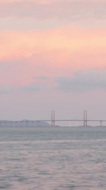 Penang Köprüsü üzerinde Penang adasını birleştiren düşey Timelapse bulutlu güneş ışığı günbatımı gökyüzü saatiyle, Malezya 'nın ünlü simgesi, ulaşım köprüsü