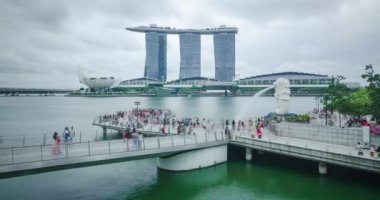 Singapur marina körfezi manzarası. Yükselen gökdelen binaları ve Singapur 'un ünlü simgesi Singapur şehri manzarası.