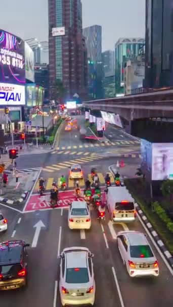 2022年8月16日 マレーシアのクアラルンプール 都市ビジネスのダウンタウンの金融有名な地区での街路灯のタイムラプスビデオ光の長時間露光で夜にKlでいくつかのトラフィックを持つ夜の時間帯 近代的な都市ダウンタウンタイムラプスの背景 — ストック動画