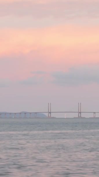 Вертикальний Сонячний Промінь Тімелапсі Над Мостом Пенанг Через Океан Єднує — стокове відео
