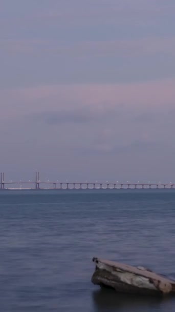 在槟城大桥上方 垂直的延时云彩落日在连接槟城与落日的香草天空时间的海洋上 是马来西亚人著名的地标 交通桥梁 — 图库视频影像