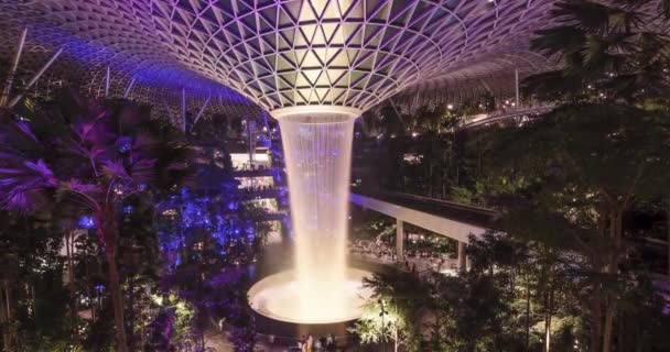 2022年8月27日 シンガポールチャンギ空港 宝石チャンギの屋内滝のタイムラプスビュー光の渦の滝 宝石の屋内熱帯雨林 — ストック動画