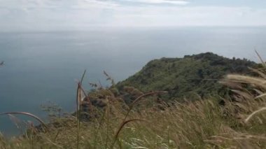 Doğal manzara manzarası tropikal deniz okyanus manzarasının kıyısı. Güneş ışığı altında rüzgarlı. Açık mavi gökyüzü, Phuket Tayland 'da tropikal deniz manzarası.