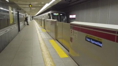 2 Ocak 2022: Tokyo, Japonya: Tokyo 'daki istasyona giden metro istasyonu ve metro istasyonunda yürürken görüldü.