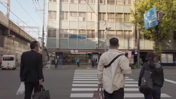 2022 Fukuoka Ιαπωνία Άνθρωποι Που Περιμένουν Διασχίσουν Δρόμο Στο Κέντρο — Αρχείο Βίντεο