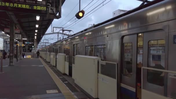 후쿠오카 닫히고 아침에 트랙을 준비가 열차를 바라봄 — 비디오