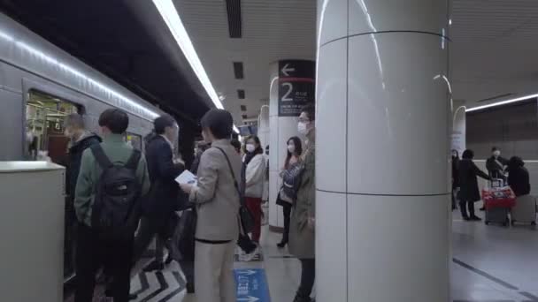 Listopadu 2022 Fukuoka Japonsko Nastupte Metra Přeplněnými Lidmi Uvnitř Metra — Stock video
