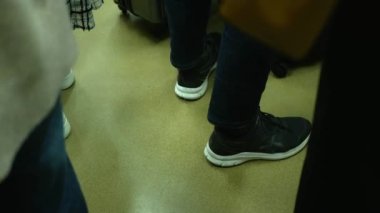 Tren hareket ederken yolcu dolu, kalabalık trenin zeminine bakın.