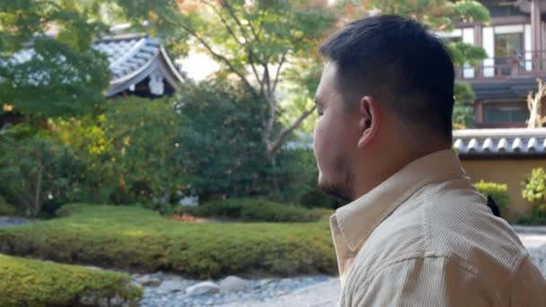 Ásia Homem Desfrutar Relaxante Respirar Japonês Zen Estilo Jardim Outono — Vídeo de Stock