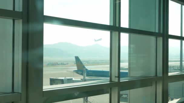 空港の飛行機駐車場と朝のターミナル出発ビルの中から飛行機を降りながら — ストック動画