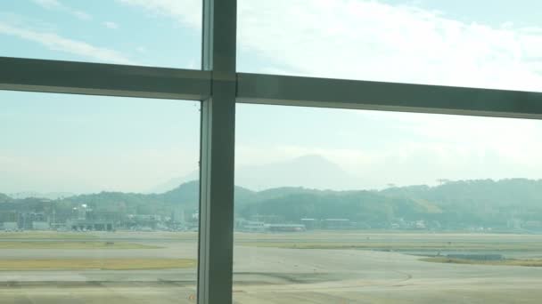 Noviembre 2022 Aeropuerto Fukuoka Japón Avión Despega Pista Aeropuerto Por — Vídeos de Stock