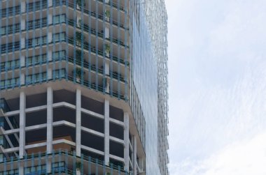 şeffaf cam ofis duvarı. Parlak gelecek, aşağıdan görünen finans binaları.