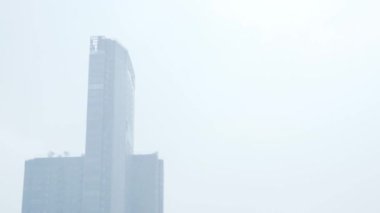 Bangkok ufuk çizgisinin havadan görünüşü. Yazın yüksek gökdelen binası ve Bangkok 'ta sisli hava kirliliği. Çevre arka plan kavramı.