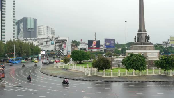 2022年6月2日 バンコク 煙の汚染環境を持つバンコクの中心部交通の要衝の1つである勝利記念碑の眺め — ストック動画