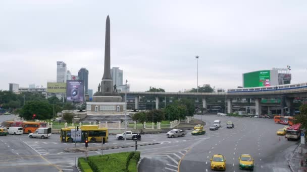 2022年6月20日 泰国曼谷 胜利纪念碑 Victory Monument 是曼谷的中央交通枢纽之一 烟雾污染环境 — 图库视频影像