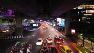 20 Kasım 2022: Bangkok, Tayland: Bangkok Tayland 'da siam Meydanı' ndaki ünlü alışveriş bölgesinde 4 km 'lik bir trafik sıkışıklığı yaşandı. Asya megaşasında trafik sıkışıklığı. Gece yolunda hareket halindeki arabalar. Gece şehrin ışıkları..