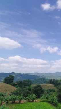 Bulutlu doğal kış dağlarının dikey görüntüsü. Flores tropikal cenneti. Dağ sırası açık mavi gökyüzü altında, Aerial View. Manzaralı Gün Işığı