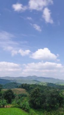 Bulutlu doğal kış dağlarının dikey görüntüsü. Flores tropikal cenneti. Dağ sırası açık mavi gökyüzü altında, Aerial View. Manzaralı Gün Işığı
