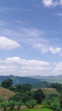 Bulutlu doğal kış dağlarının dikey görüntüsü. Flores tropikal cenneti. Dağ sırası açık mavi gökyüzü altında, Aerial View. Manzaralı Gün Işığı