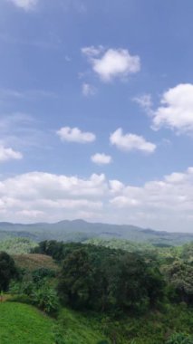 Bulutlu doğal kış dağlarının dikey görüntüsü. Flores tropikal cenneti. Dağ sırası açık mavi gökyüzü altında, Aerial View. Manzaralı Gün Işığı