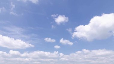 Mavi gökyüzünün zaman ayarlı beyaz kabarık beyaz bulutlar. Kümülüs bulutu yaz ayının mavi gökyüzü zaman atlaması. Doğa mavi gökyüzü. Beyaz bulutlar arkaplan.