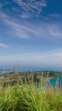 Tayland 'ın güneyinde güneşli bir günde deniz kıyısındaki uçurumun doğal doğal manzarası, Phuket, okyanus denizindeki dağ adası yaz tatili zamanı.