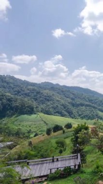 Bulutlu doğal kış dağlarının dikey görüntüsü. Flores tropikal cenneti. Dağ sırası açık mavi gökyüzü altında, Aerial View. Manzaralı Gün Işığı