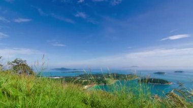 Tayland 'ın güneyinde güneşli bir günde deniz kıyısındaki uçurumun doğal manzarası yazın okyanus denizindeki dağ adası.