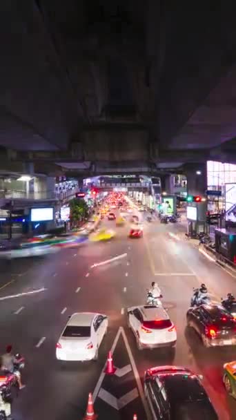2022年11月2日 バンコク サイアム広場の有名なショッピングエリアで 4K時間の長時間露光交通渋滞が発生します アジアの大都市でラッシュアワーの混雑 夜の道路上の車の動き 夜の街の灯り — ストック動画