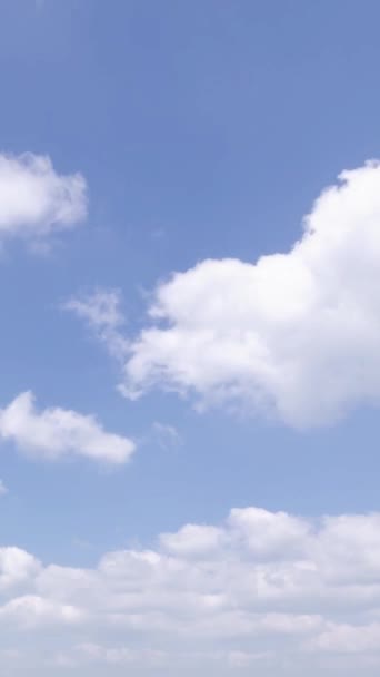 青空の垂直方向のタイムラプスビュー白いふわふわの白い雲 積雲の雲夏の青空の時間の経過 自然の天気青い空 白い雲の背景 — ストック動画
