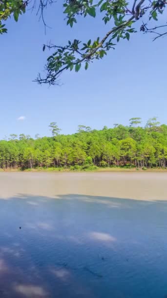 Vertikale Zeitraffer Ansicht Der Landschaft Panoramablick Auf Türkisfarbenen Wassersee Einem — Stockvideo