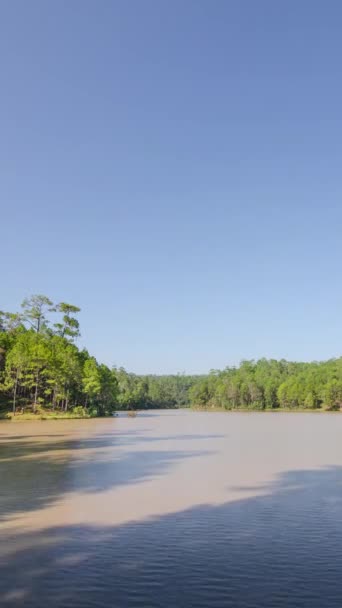 Widok Pionowy Timelapse Krajobraz Panorama Jezioro Turkusowe Wody Górskim Lesie — Wideo stockowe
