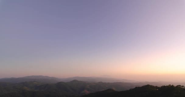 Закат Над Естественным Зимним Горным Хребтом Некоторой Облачностью Mountain Range — стоковое видео